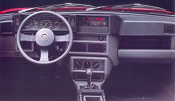Alfa Romeo 75 cockpit