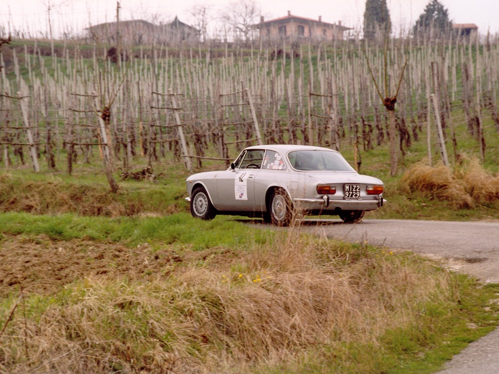 Alfa Romeo Giulia Coupé - this make take a little while to download