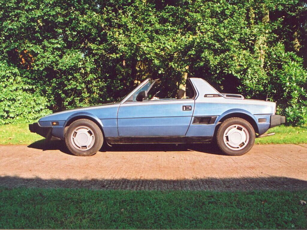 Fiat X1/9 - this make take a little while to download