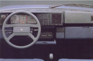 Lancia Y10 cockpit